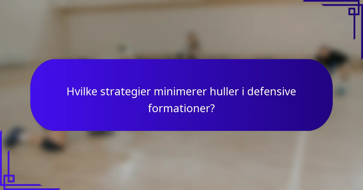 Hvilke strategier minimerer huller i defensive formationer?