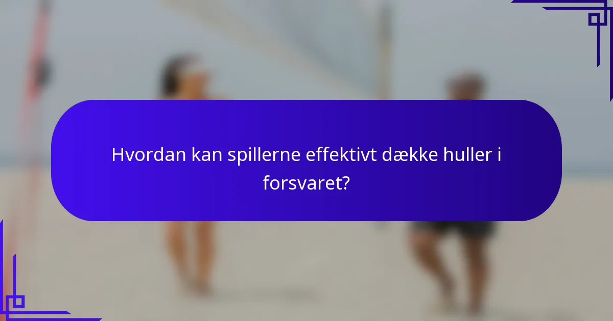 Hvordan kan spillerne effektivt dække huller i forsvaret?